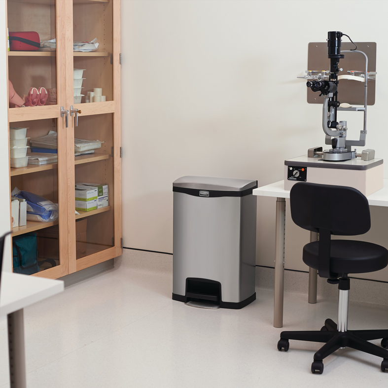 Rubbermaid Impressions™ 50L Step-On Stainless Steel Front Step Black