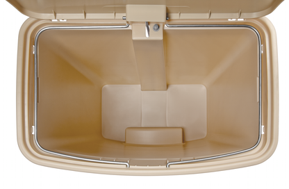 Rubbermaid  Streamline 50L Step-On Resin Front Step 1883458