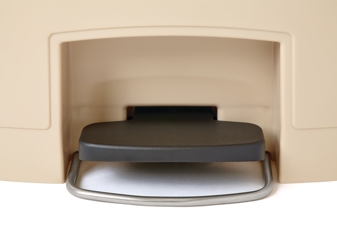 Rubbermaid  Streamline 50L Step-On Resin Front Step 1883458