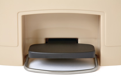 Rubbermaid  Streamline 50L Step-On Resin Front Step 1883458