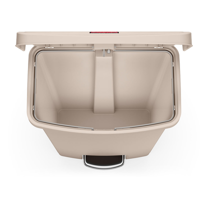 Rubbermaid  Streamline™ 50L Step-On Resin Front Step 1883458