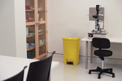 Rubbermaid Streamline™ 50L Step-On Resin Front Step