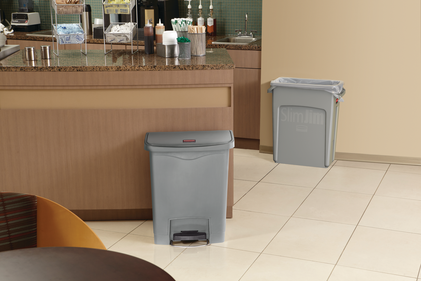 Rubbermaid Streamline™ 30L Step-On Resin Front Step Grey 1883600