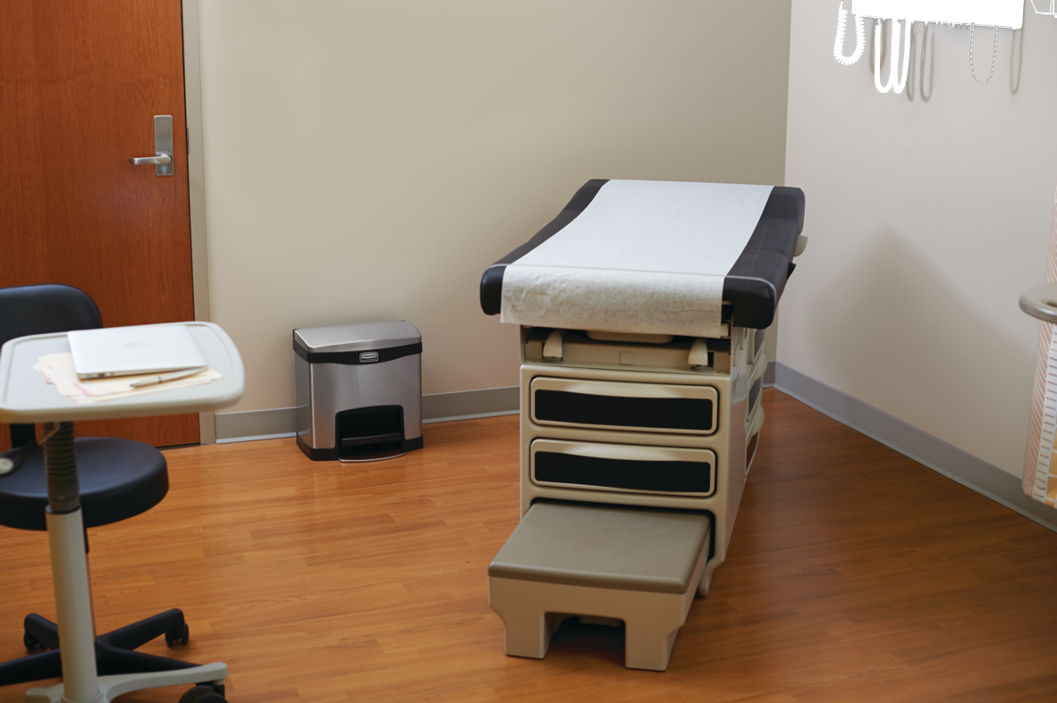 Rubbermaid Impressions™ 15L Step-On Stainless Steel Front Step 1901982